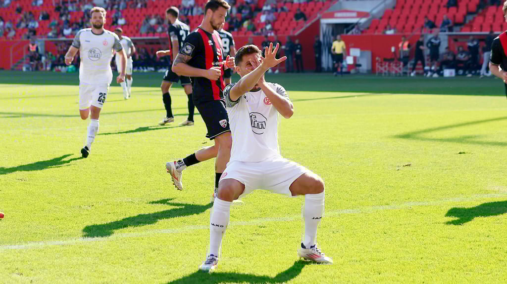 Ahmet Arslan traf für Rot-Weiss Essen per Elfmeter gegen den FC Ingolstadt und jubelte mit einer beim 1. FC Magdeburg bekannten Geste.