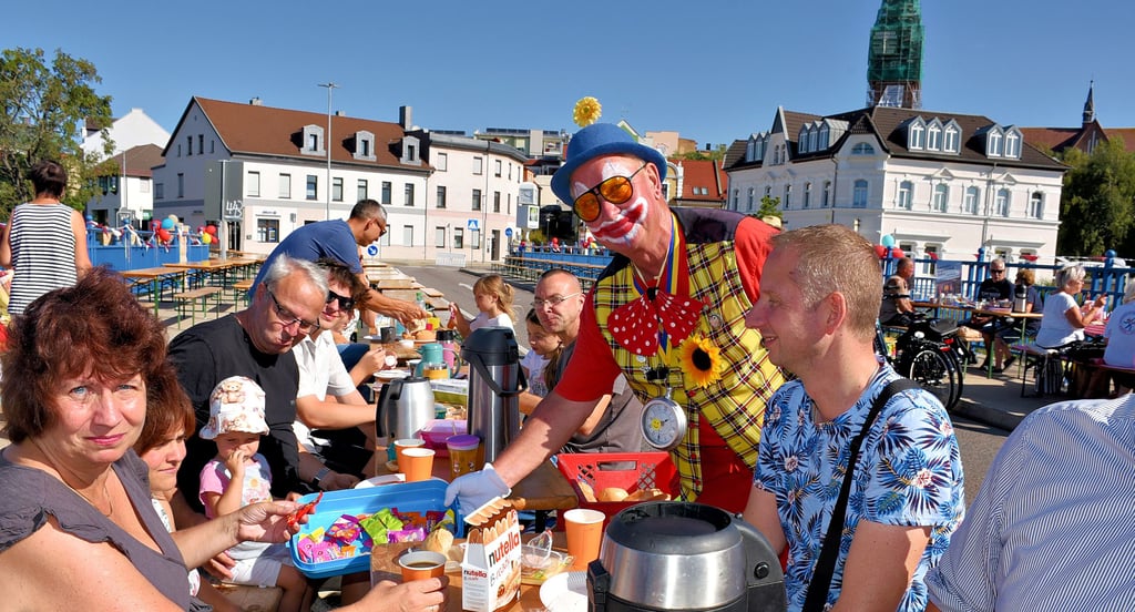 Die UBvS zielt mit einem Runden Tisch auch auf Terminüberlagerungen von Veranstaltungen. Sie nennt die beiden Wochenenden im August, an denen zum Beispiel Neundorfer Heimatfest und Seegeflüster im Strandbad beziehungsweise Brückenfest (Foto), Tiergarten-Jubiläum und Standbadsause zusammenfielen.
