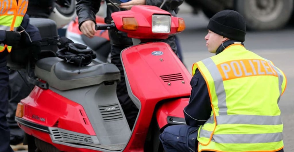 Die Polizei ermittelt nach einem Unfall zwischen zwei Motorrollern nahe Oebisfelde.