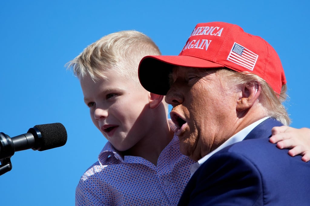Donald Trump mit seinem Enkel Luke bei einer Wahlkampfrede im besonders umkämpften US-Bundesstaat North Carolina.