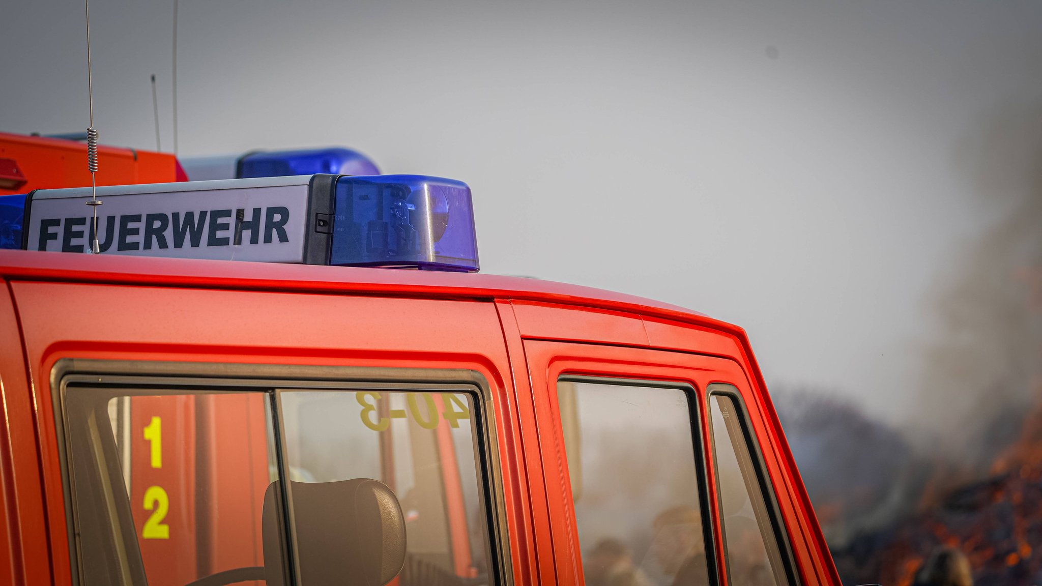 Feuerwehr im Einsatz Bei Reparaturarbeiten entzündet Dachfläche