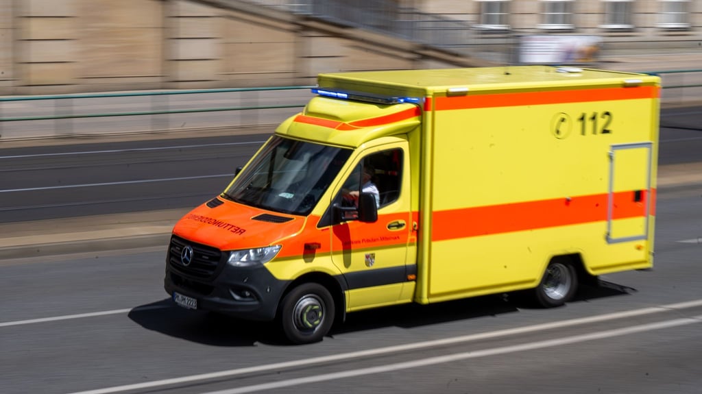 Ein Auto erfasst eine Radfahrerin im Kreis Märkisch-Oderland. Sie stirbt noch am Unfallort. (Archivbild)