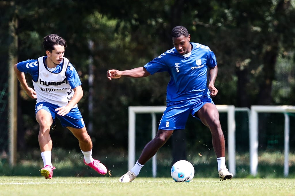 Jason Ceka (li.) und Bryan Teixeira standen beim Spitzenspiel gegen den KSC nicht einmal im Kader.