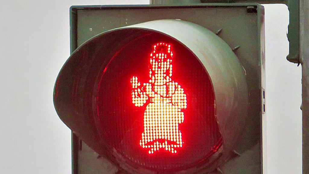 Jenny Marx regelt in Trier den Verkehr. In Salzwedel und Stendal sind sogenannte Touristen-Ampeln bislang nicht geplant.