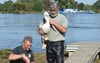 Bertram Wegener (links) und Mario Weinhauer fingen den Pelikan aus dem Tierpark Berlin ein. Zuvor wurde der Vogel wochenlang in Magdeburg und anderswo gesehen.