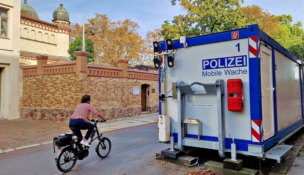 Die hasserfüllten Rezensionen nehmen immer wieder Bezug auf das Video des Attentäters von Halle, der an der Synagogentür scheiterte.