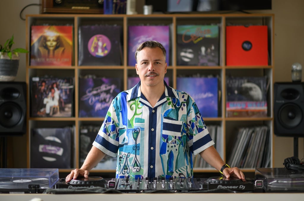 Tino Piontek, DJ Purple Disco Machine, steht in seinem Studio.