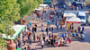 Buntes Treiben auf dem Bitterfelder Marktplatz, wie es sonst selten an Sonnabenden hier vorherrscht: Es ist Bauernmarkt angesagt.