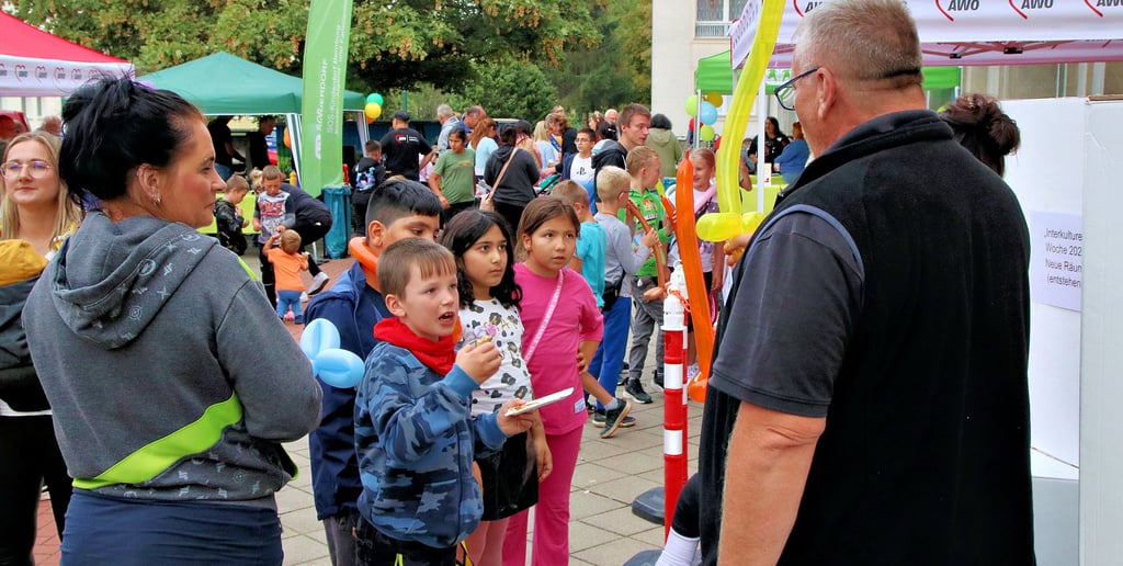 Beim Straßenfest in Calbe gab es vor allem für die Kinder jede Menge Stände.
