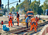 In der Trothaer Straße wird am Abzweig zur Oppiner Straße ein neuer Gleisbogen verlegt. Nach Angaben der Havag musste der Austausch erfolgen, um die Sicherheit aufrechtzuerhalten.