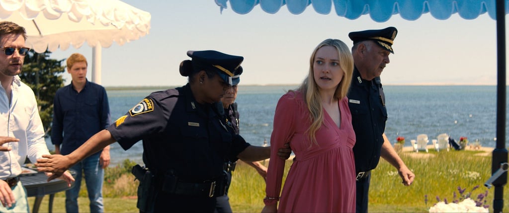 Warum wird Dakota Fanning alias Abby Winbury abgeführt? Antworten gibt es in der hochkarätigen, prominent besetzte Krimiserie „Ein neuer Sommer“ auf Netflix.