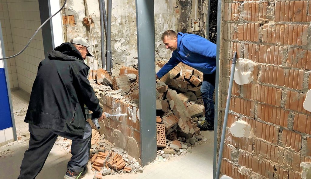 Mitarbeiter der Wollmann Bauunternehmen GmbH bei Abbrucharbeiten im Sanitärtrakt der Sportanlage am Felsenkeller in Bad Suderode.