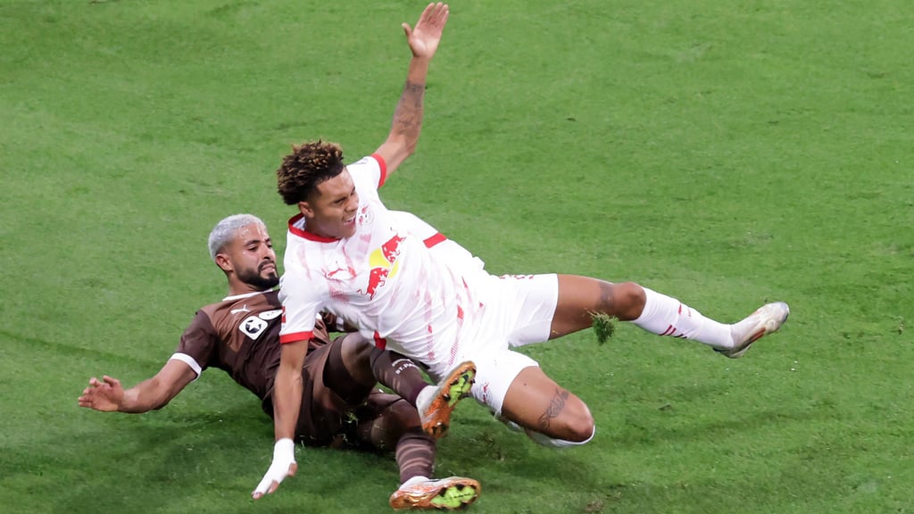 Kampf und Krampf: RB Leipzigs Antonio Nusa wird von St. Paulis Saad getackelt.