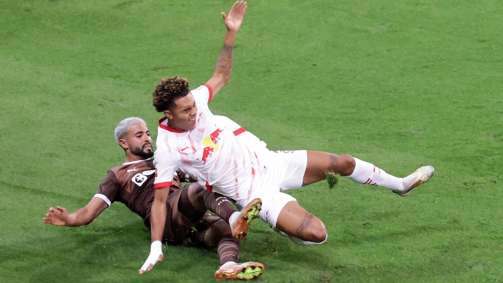 Kampf und Krampf: RB Leipzigs Antonio Nusa wird von St. Paulis Saad getackelt.