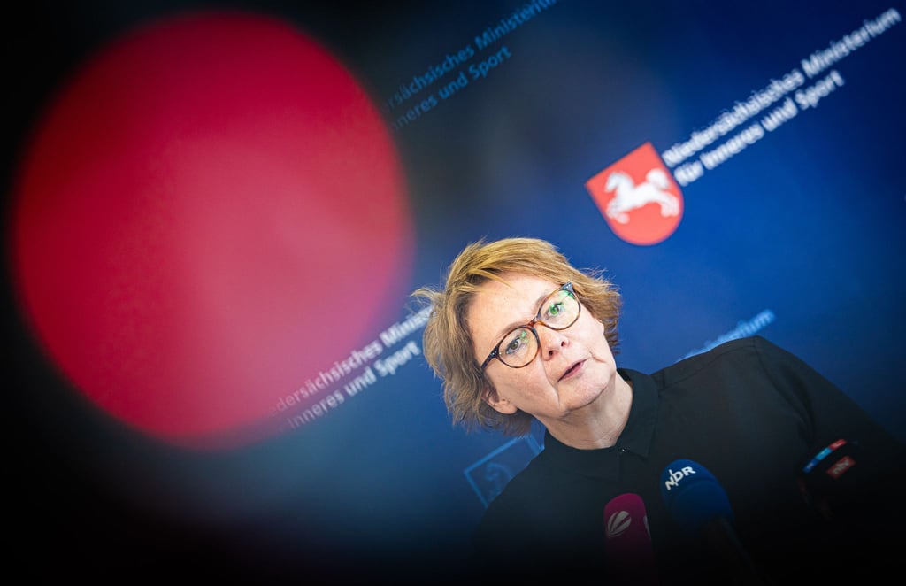 Landesinnenministerin Daniela Behrens (SPD) will die Ausstattung der niedersächsischen Polizei modernisieren. (Archivbild)