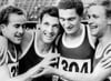 Freude bei Reiner Berger (Zweiter von rechts) und seinen Staffelkameraden nach dem Sieg bei den deutsch-deutschen Ausscheidungskämpfen am 23. August 1964 im Westberliner Olympiastadion.