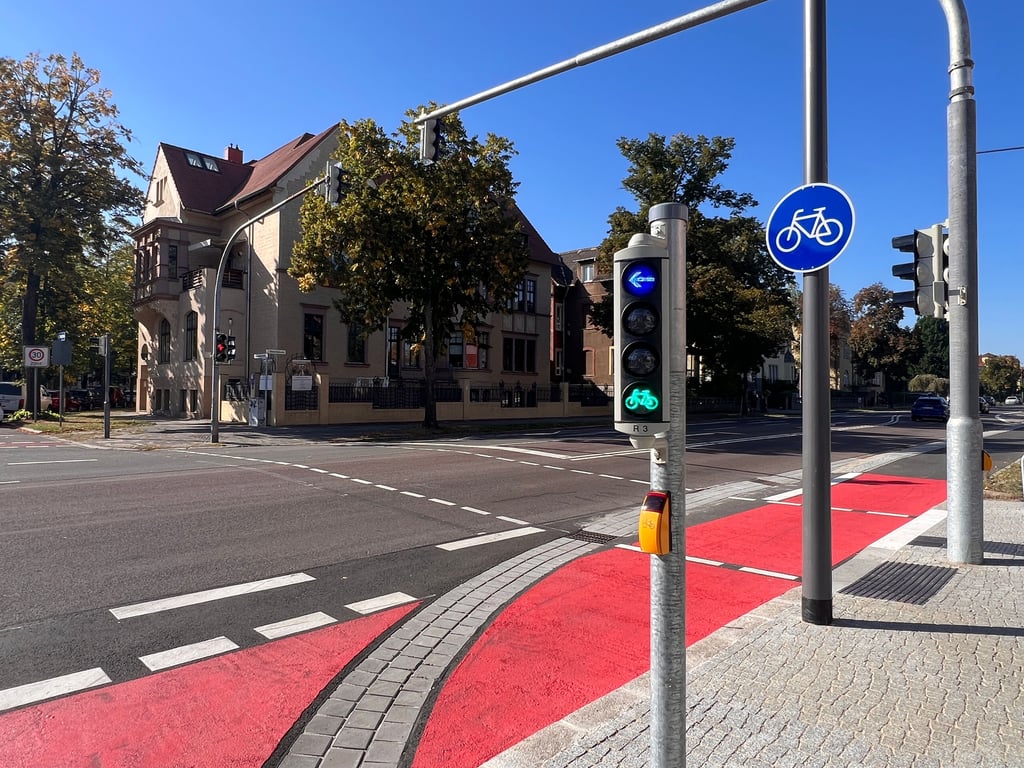 Ist die neue Albrechtstraße in Dessau ein Unfallschwerpunkt? Ein blaer Pfeil für Radfahrer sorgte schon mehrfach für Missverständnisse.