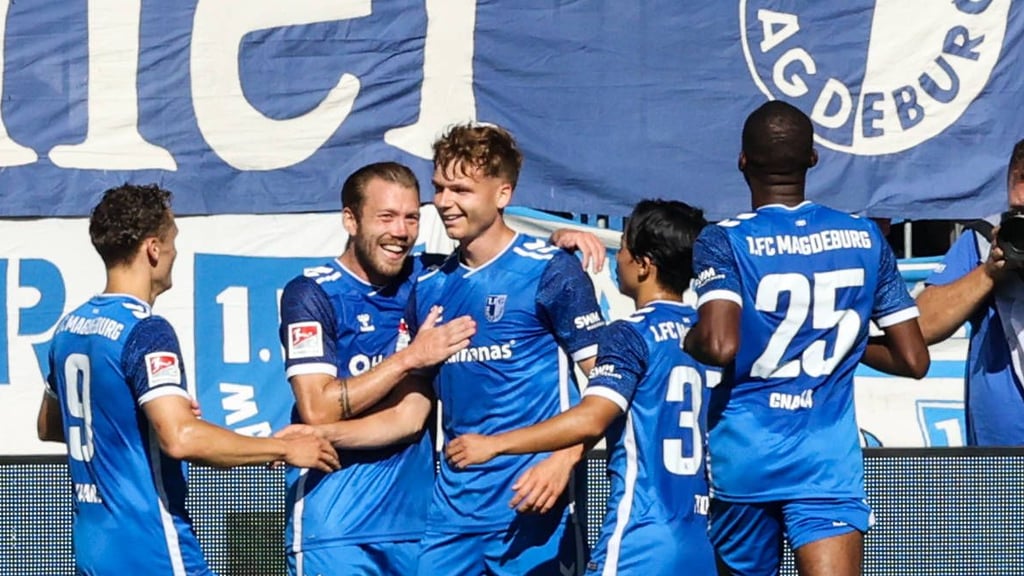 Die Spieler vom 1. FC Magdeburg feierten den Ausgleichstreffer gegen den Karlsruher SC am sechsten Spieltag.