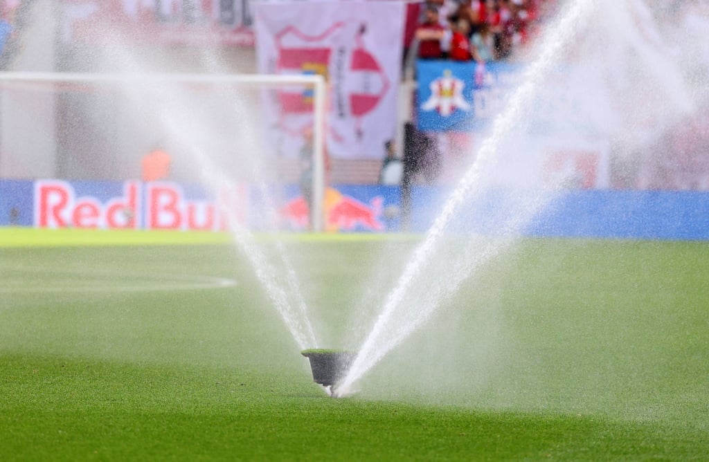 Ein Rasensprenger im Stadion von RB Leipzig.
