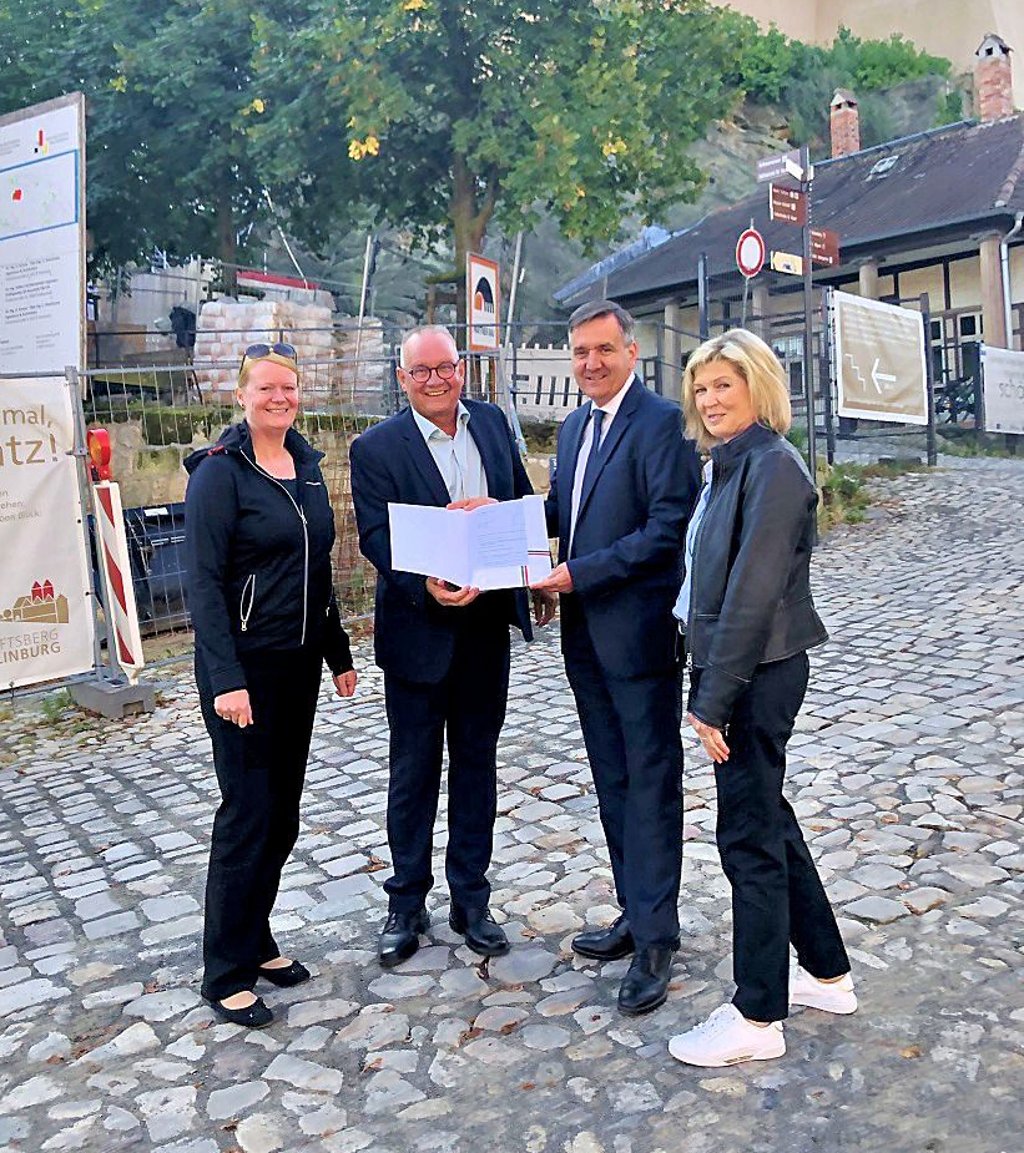 Der Landkreis uterstützt Quedlinburg auf dem Stiftsberg: Uta Siebrecht, Frank Ruch, Thomas Balcerowski und Marion Goldbeck bei der Übergabe des Förderbescheids.