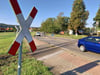 Durch Kraftfahrer viel frequentiert: der Bahnübergang in der Otto-Franke-Straße in Gernrode. Er ist einer von insgesamt 86 auf der Strecke der Selketalbahn.