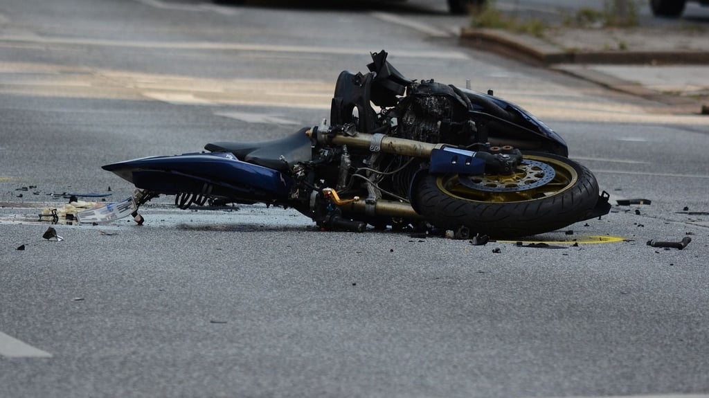 In der Hamelner Straße in Halle ist ein Motorradfahrer bei einem Unfall schwer verletzt worden.