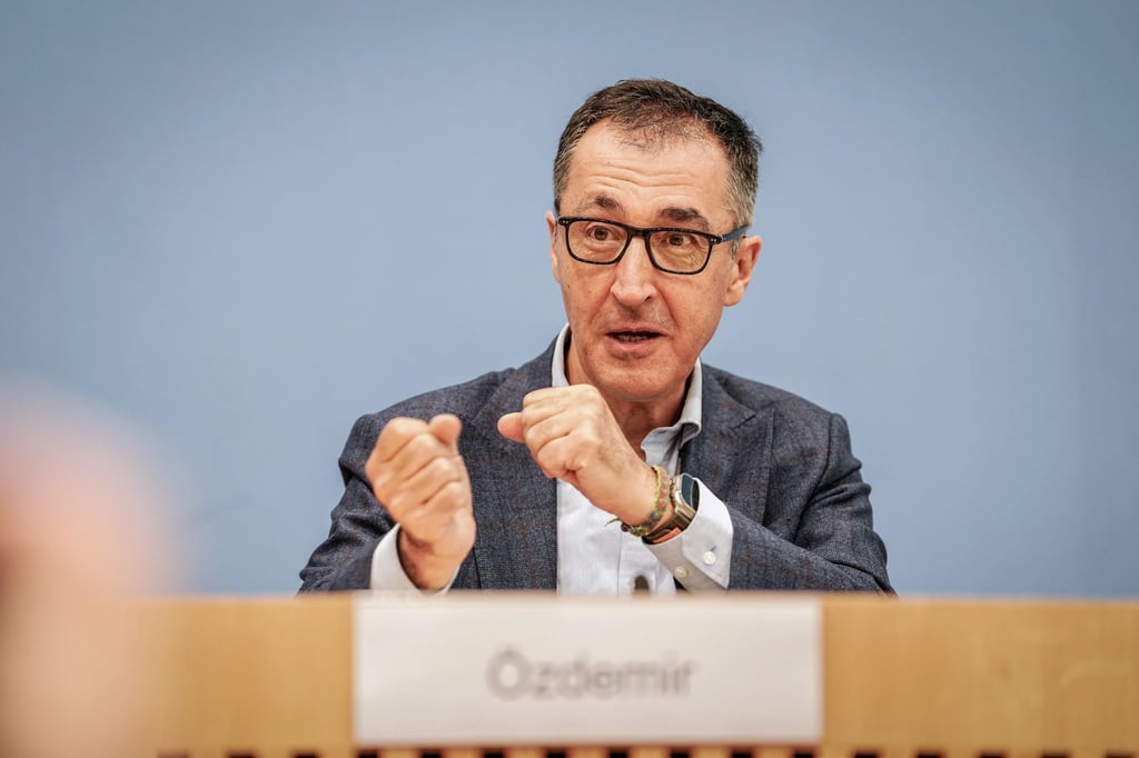 Bundeslandwirtschaftsminister Özdemir stellt den Ernährungsreport 2024 vor.