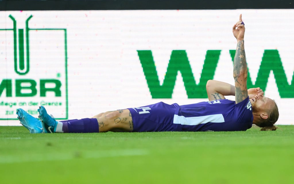 Marvin Stefaniak trifft zum vierten Mal in dieser Saison und grüßt mit seinem Jubel gen Himmel.