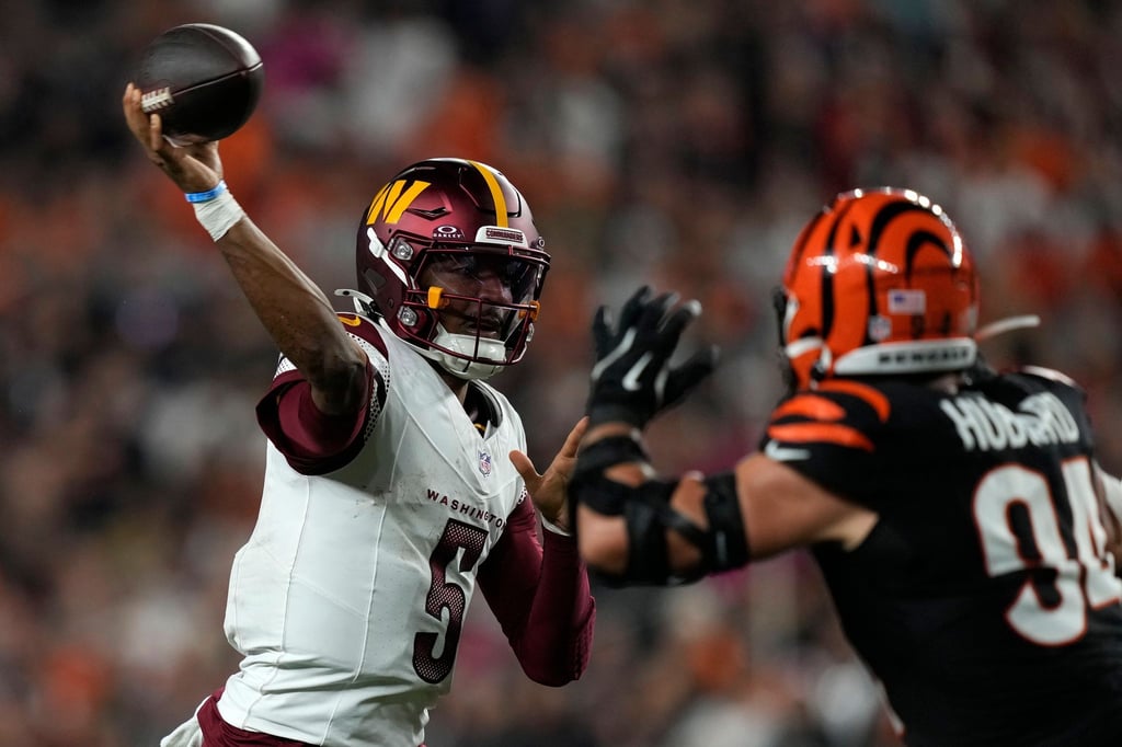 Jayden Daniels (links) machte das beste Spiel seiner jungen Karriere als NFL-Quarterback.