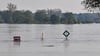 Die Oder bei Ratzdorf (Oder-Spree) „verschluckt“ inzwischen Schilder im Fluss. Der Pegelstand steigt auch noch weiter.