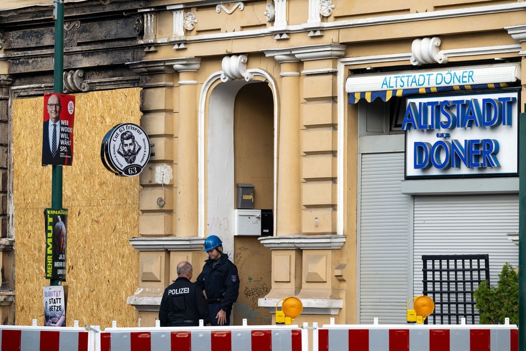 Noch immer ist die Polizei im Einsatz an einem ausgebrannten Haus in Eberswalde. Bei dem Feuer vor etwa eineinhalb Wochen kamen eine Mutter und ihr vierjähriger Sohn ums Leben.