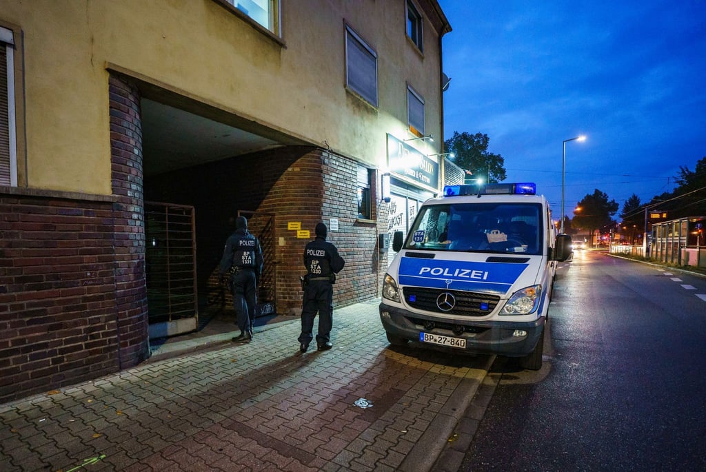 Die Polizei ist unter anderem in Mannheim wegen der Razzia im Einsatz.