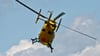 Ein Rettungshubschrauber ist auf der A9 bei Halle nach einem Lkw-Unfall im Einsatz.