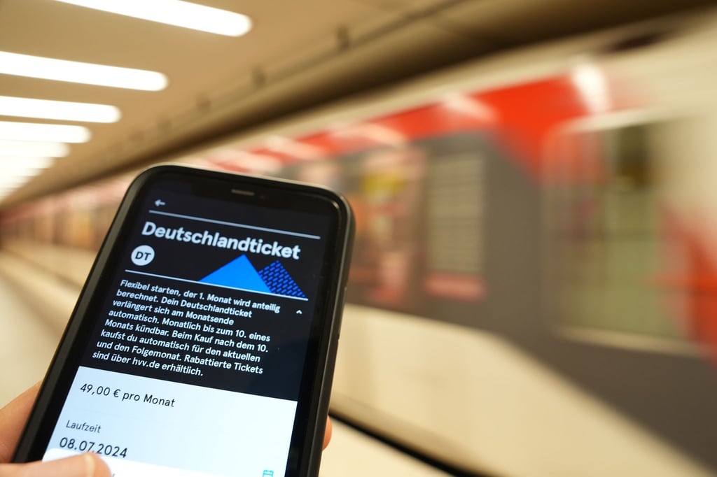 Wer das Deutschlandticket online kündigen möchte, muss dies auch ohne vorheriges Log-in auf der Seite des Anbieters erledigen können.