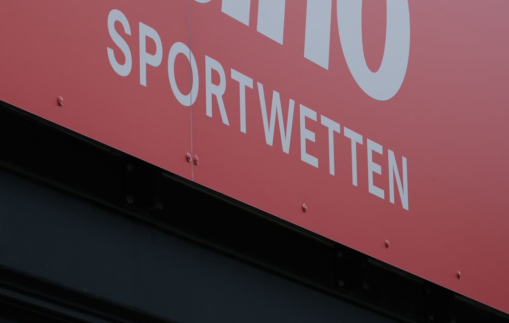 Der Markt für Sportwetten boomt auch wegen der Fußball-EM und den Olympischen Spielen. (Archivbild)