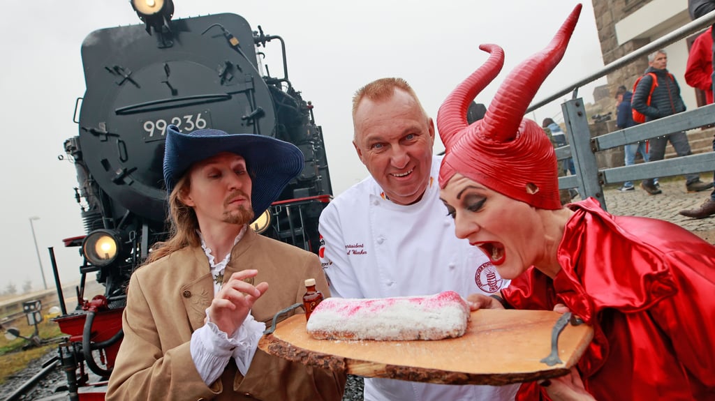 "Goethe" alias Eda Schilling (links) und Jessica Fendler als "Mephista" lassen sich Mephistos Brockenstollen schmecken. Das Rezept für die neue Weihnachtsleckerei hat sich der Wernigeröder Konditormeister Michael Wiecker einfallen lassen.