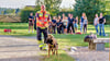 Frank Spießicke und Lala von der Rettungshundestaffel gehen bei der Kinder- und Jugendfeuerwehr Söllichau auf die Suche.