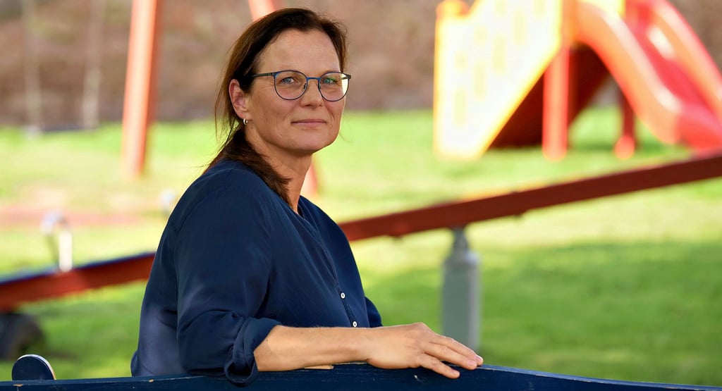 Anke Gentges am Spielplatz hinter dem Dorfgemeinschaftshaus: Hier findet am Wochenende zum ersten Mal ein Familienfest statt.