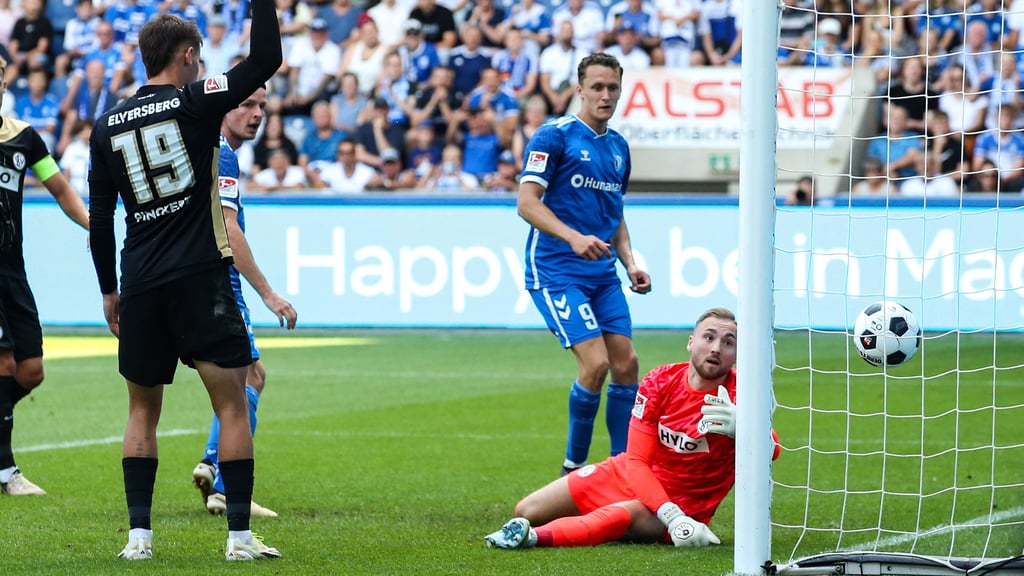 Zie hieronder: De Intel Slogan "Blij om in Magdeburg te zijn"bij Spiel des 1. FC Magdeburg tegen de SV Elversberg tijdens de Spieltag der Saison 2024/25..