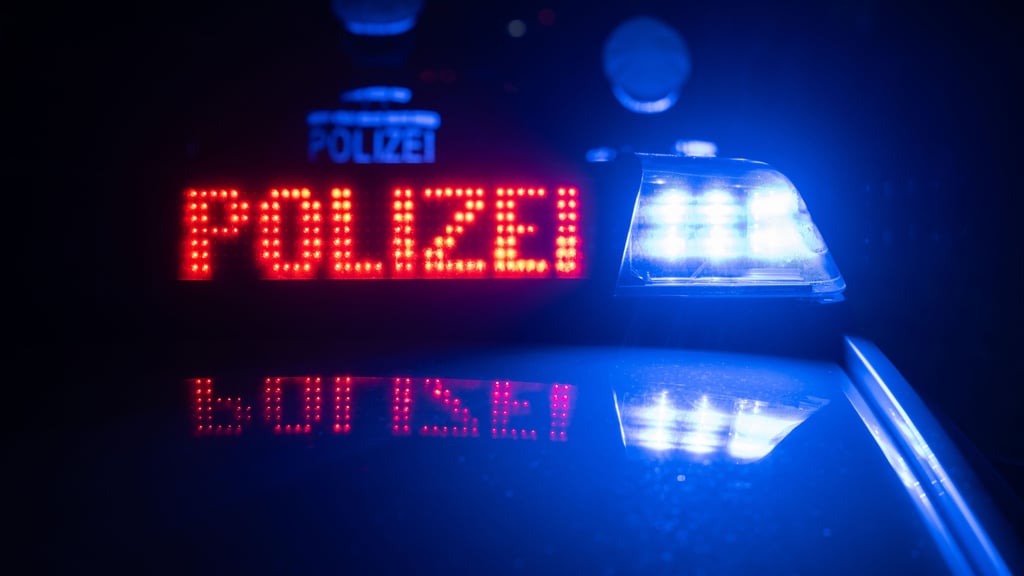 In Halberstadt hat ein Mann Polizisten mit Kot angegriffen, bespuckt und verletzt.