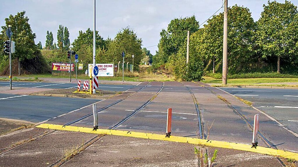Die alten Gleise der Linie 4 führen über die B185/Helmut-Kohl-Straße. Sie werden nun entfernt. In der Zeit sind Sperrungen nötig.
