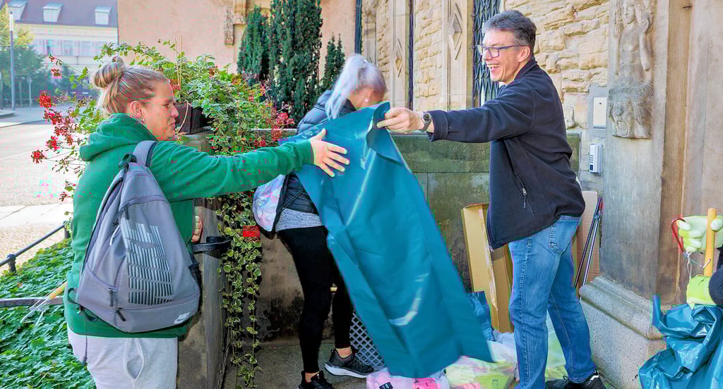 Zeitzer Herbstputzaktion: Ralf Wieduwilt übergibt Christiane Schröder einen Müllsack. Sie ist „Wiederholungstäterin“ und schon bei einigen Putzaktionen in der Stadt dabeigewesen. 50 solcher Müllsäcke wurden am Samstag beim Herbstputz gefüllt.