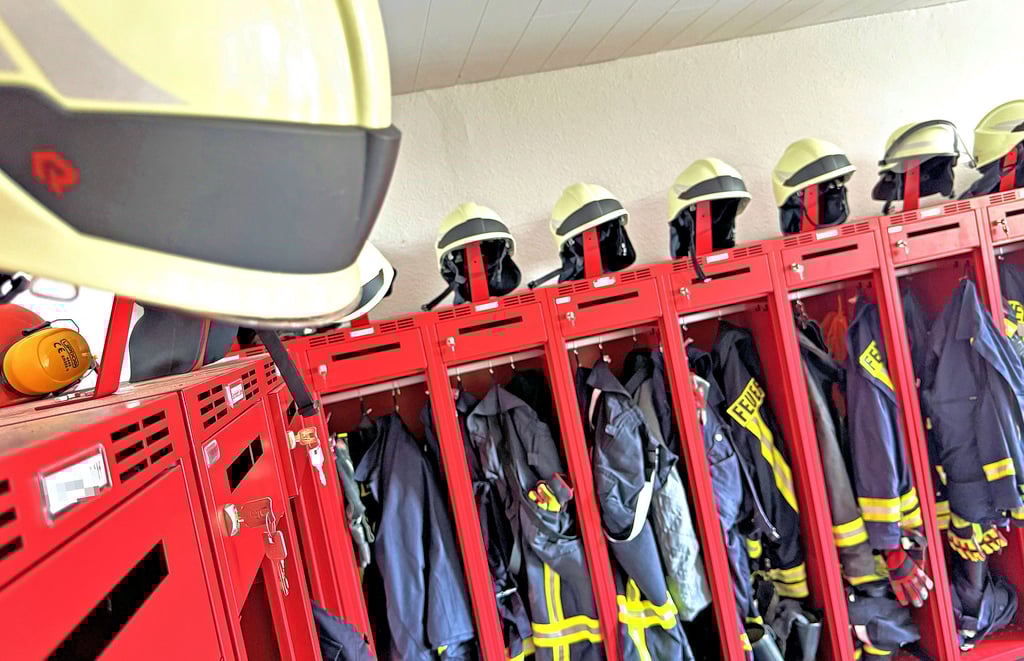 Blick in ein Feuerwehrgerätehaus. In der Stadt Möckern sind nicht alle normgerecht, etwa was die Trennung von Privat- und Einsatzkleidung betrifft.