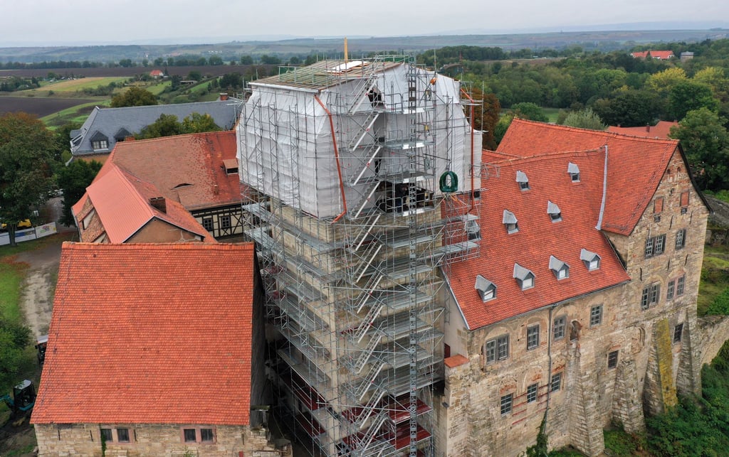 Bis zum Sommer kommenden Jahres soll die Burg Weißensee eine neue Turmhaube haben.