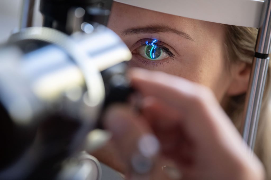 Erkrankungen wie AMD oder Grüner Star können Sehverlust verursachen – regelmäßige Vorsorge ab 40 ist daher entscheidend, besonders bei familiärer Vorbelastung.