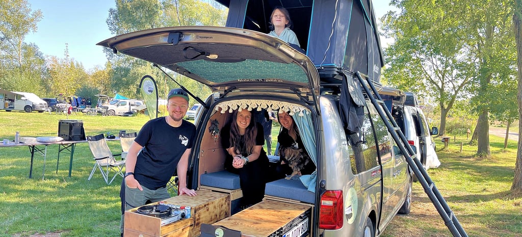 Tiny Camping im selbst ausgebauten Auto samt Küche und Bett: Anne und Alexander Gley campen mit Tochter Paulina (oben) in ihrem Caddy Maxi. Die Marke „Tiny Camper Cars“ haben sie zusammen mit Virginia Kneißl (rechts) ins Leben gerufen. Inzwischen ist das Ganze zu einer großen Gemeinschaft geworden.