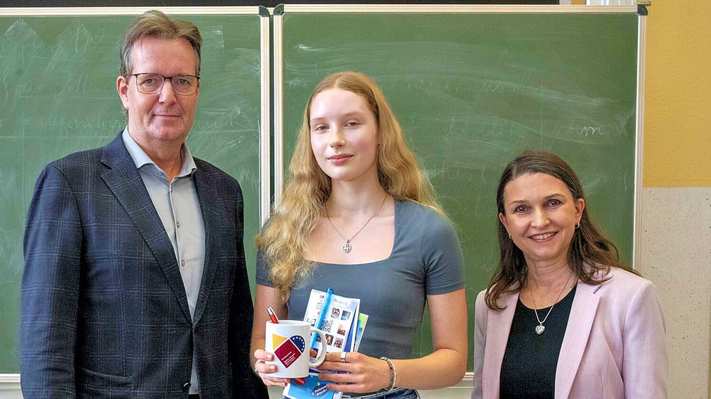 Schülerin Lina Dannenberg vom Walter-Gropius-Gymnasium hat als Landesbeste das Sprachdiplom DELF (Niveau A1) bestanden. Französischlehrerin Constance Carcenac-Lecomte und Schullleiter Michael Teichert gratulieren.