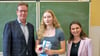 Schülerin Lina Dannenberg vom Walter-Gropius-Gymnasium hat als Landesbeste das Sprachdiplom DELF (Niveau A1) bestanden. Französischlehrerin Constance Carcenac-Lecomte und Schullleiter Michael Teichert gratulieren. 