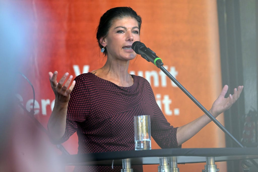 BSW-Chefin Sahra Wagenknecht zeigt sich offen für ein Gespräch mit Brandenburgs Ministerpräsident Dietmar Woidke (Archivbild)