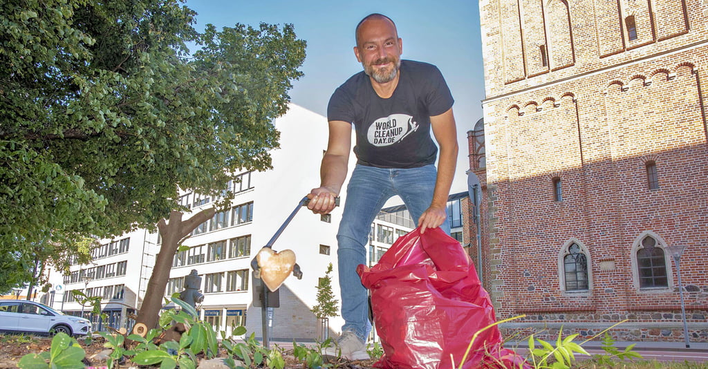 Neben Zigarettenkippen und Verpackungsmüll fand Stadtmarketing-Chef Hannes Wolf auch ein Dekoherz am Schloßplatz.